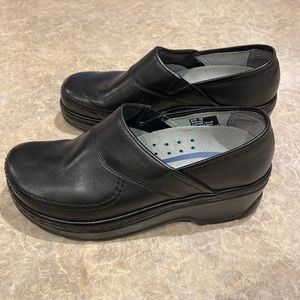 Klogs Sonora black leather clogs; excellent condition; Size 7M.
